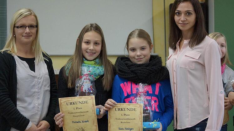 Von der Jury gratulierten Annemarie Rexroth (links) und Mehtap Meles (rechts) den beiden Siegerinnen des Vorlesewettbewerbes Michelle Krack (2.v.l.) und Kara Nietgen.  Foto: Hans-Elm-Schule