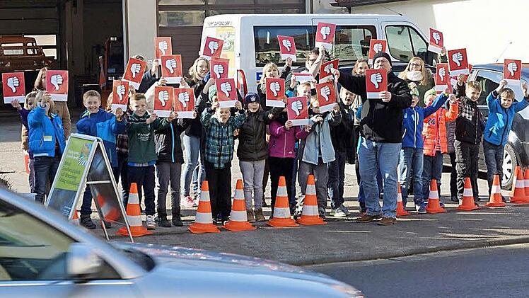 In der Herrngasse zeigten die Kinder zu schnellen Autofahrern die rote Karte.  Fotos: Johannes Michel