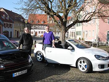 Matthias Scholz und Sascha Vorndran (rechts) sind selbst passionierte GTI-Fahrer und wollen diese Leidenschaft mit anderen teilen. Deshalb organisieren sie in Münnerstadt das GTI-Treffen. Am Sonntag ist der Saisonauftakt. Foto: Heike Beudert