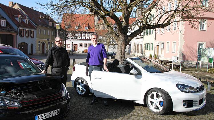 Matthias Scholz und Sascha Vorndran (rechts) sind selbst passionierte GTI-Fahrer und wollen diese Leidenschaft mit anderen teilen. Deshalb organisieren sie in Münnerstadt das GTI-Treffen. Am Sonntag ist der Saisonauftakt. Foto: Heike Beudert