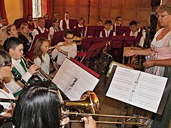 Der Nachwuchs der Blaskapelle Gereuth mit Dirigentin Sabine Friedrich in Aktion. Im Hintergrund warten Musiker der Jugendblaskapelle Unterpreppach auf ihren Auftritt.  Fotos: Helmut Will