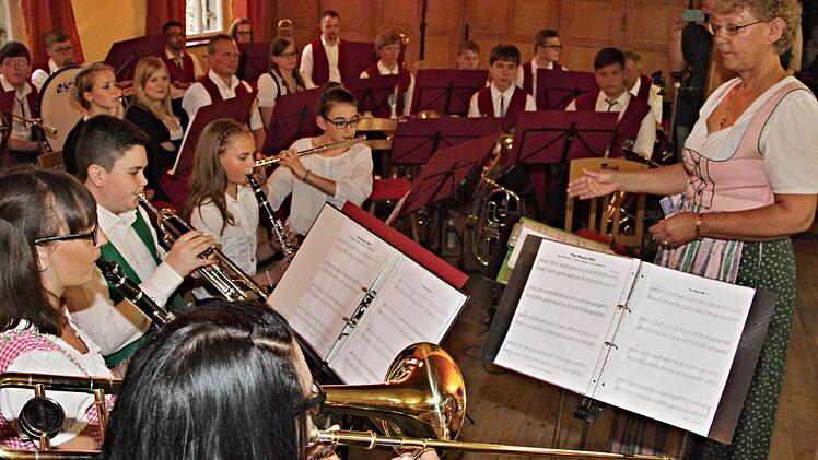 Der Nachwuchs der Blaskapelle Gereuth mit Dirigentin Sabine Friedrich in Aktion. Im Hintergrund warten Musiker der Jugendblaskapelle Unterpreppach auf ihren Auftritt.  Fotos: Helmut Will