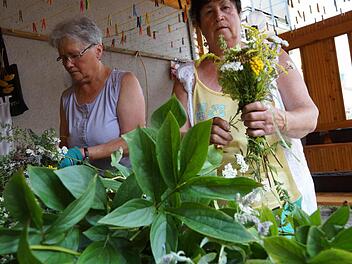 Christa Plihal und Irma Leimeister binden Büschel. Foto: Arkadius Guzy