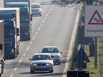 Staugefahr dürfte auf der A 73 nach Nürnberg im kommenden Jahr häufiger bestehen. Die Arbeiten an der Bahnstrecke strahlen auch auf diese wichtige Straßenverbindung aus. Für Pendler und Transportunternehmen könnten daraus Probleme erwachsen. Foto: Daniel Karmann/dpa