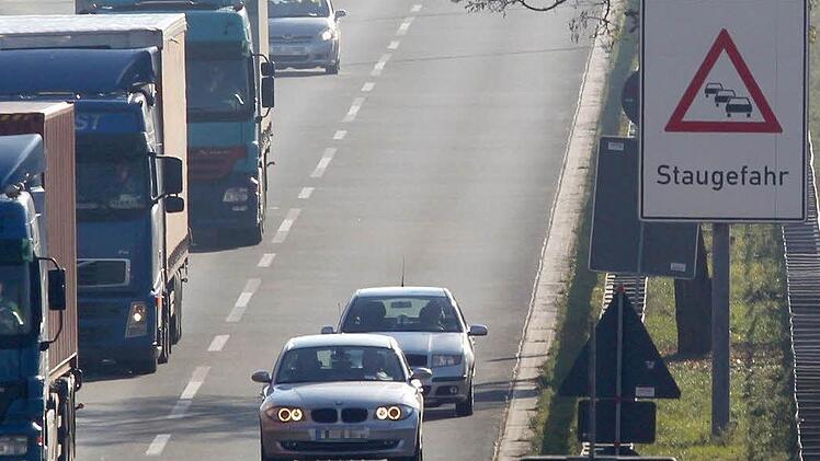 Staugefahr dürfte auf der A 73 nach Nürnberg im kommenden Jahr häufiger bestehen. Die Arbeiten an der Bahnstrecke strahlen auch auf diese wichtige Straßenverbindung aus. Für Pendler und Transportunternehmen könnten daraus Probleme erwachsen. Foto: Daniel Karmann/dpa