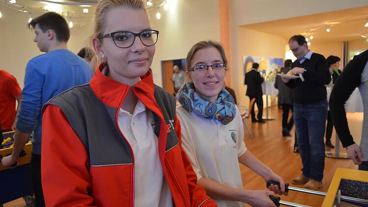Michelle Janisch und Vanessa Simon (Jugendrotkreuz)