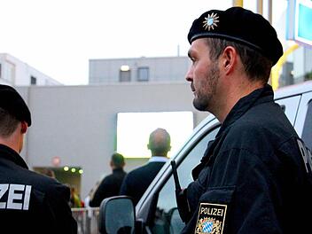 Polizisten sichern das Public Viewing vor den Arcaden in Erlangen. Zum EM-Spiel Deutschland gegen Polen sind allerdings nur wenige gekommen. Schuld war der Regen. Foto: Christian Bauriedel