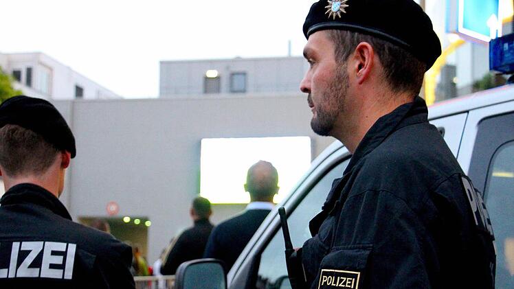 Polizisten sichern das Public Viewing vor den Arcaden in Erlangen. Zum EM-Spiel Deutschland gegen Polen sind allerdings nur wenige gekommen. Schuld war der Regen. Foto: Christian Bauriedel