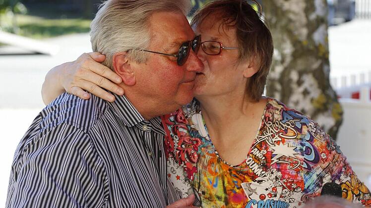 Ein Küsschen für Erich Werner. Foto: Matthias Hoch
