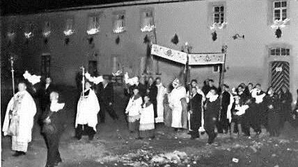 Der Pfarrer unter dem Baldachin bei der ersten Lichter-Prozession 1950 vor der Nankendorfer Mühle  Repros: Reinhard Löwisch