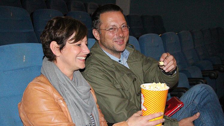 Das Popcorn  schmeckte Grünen-Landeschefin Sigi Hagl und dem heimischen Bundestagskandidaten Michael Eckstein. Beide konnten in der Kronacher Filmburg gentechnikfreies Popcorn genießen.Rainer Glissnik