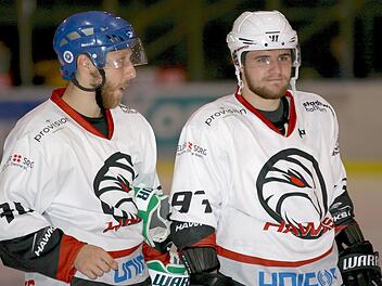 Petr Krepelka (rechts, zusammen mit Jakub Sramek) absolviert in der Unfallklink in Murnau seine Rehabilitation nach seinem schweren Unfall Mitte Oktober 2017. Die Wiederholung der Partie der Haßfurter "Hawks" im Freisinger Eisstadion machen die Verantwortlichen der "Black Bears" zu einem "Benefiz-Event". Foto: rn