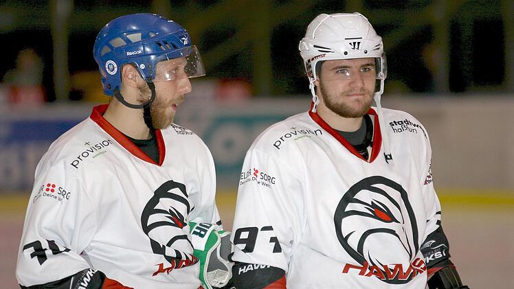 Petr Krepelka (rechts, zusammen mit Jakub Sramek) absolviert in der Unfallklink in Murnau seine Rehabilitation nach seinem schweren Unfall Mitte Oktober 2017. Die Wiederholung der Partie der Haßfurter "Hawks" im Freisinger Eisstadion machen die Verantwortlichen der "Black Bears" zu einem "Benefiz-Event". Foto: rn