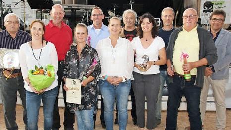 Mehrere langjährige Mitglieder und einige Gründungsmitglieder sind bei der Jubiläumsfeier ausgezeichnet worden. Anje Rädlein (Sechste von links) gehört seit 25 Jahren dem Verein an.