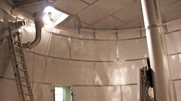 Arbeiten am Hochbeh&auml;lter: Zwei Wasserkammern - jede fasst 250 Kubikmeter - kleideten die Bauarbeiter mit Edelstahl aus. Foto: Archiv/uli