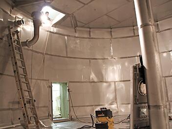 Arbeiten am Hochbehälter: Zwei Wasserkammern - jede fasst 250 Kubikmeter - kleideten die Bauarbeiter mit Edelstahl aus. Foto: Archiv/uli