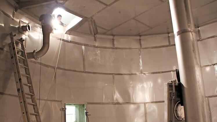 Arbeiten am Hochbehälter: Zwei Wasserkammern - jede fasst 250 Kubikmeter - kleideten die Bauarbeiter mit Edelstahl aus. Foto: Archiv/uli