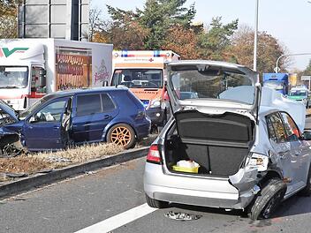 Spur der Verw&uuml;stung: die Unfallfahrzeuge am Berliner Ring  Foto: Ronald Rinklef