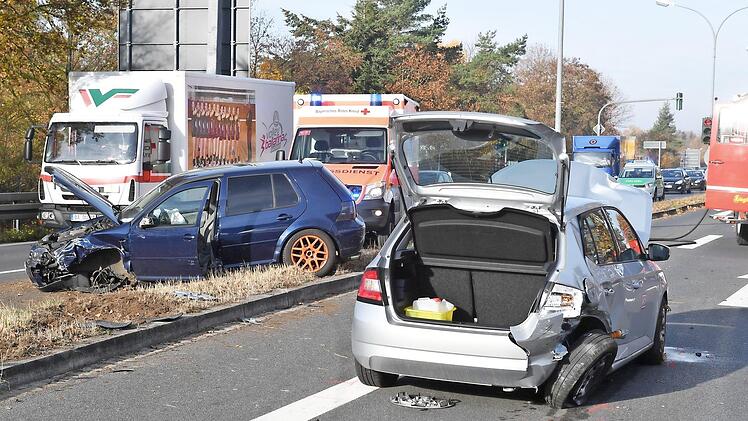 Spur der Verw&uuml;stung: die Unfallfahrzeuge am Berliner Ring  Foto: Ronald Rinklef