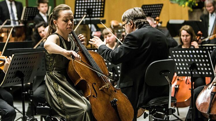 Viel Beifall gab es in Neustadt für die Uraufführung der 2. Sinfonie des in Ahorn lebenden Komponisten Gerhard Deutschmann. Umjubelte Solistin beim Konzert der Musikfreunde unter Leitung von Hans Stähli war die Cellistin  Hanna Pyrozhkova.Foto: Jochen Berger