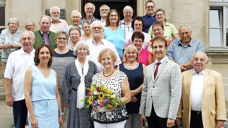 Hanni Wachter feierte mit zahlreichen Gratulanten aus dem öffentlichen Leben ihren 80. Geburtstag. Das Bild zeigt (vorne, von links) Tochter Ilona Wachter, die Jubilarin Hanni Wachter, Sohn Robert Wachter sowie VdK-Kreis- und Ortsvorsitzenden Heinz Hausmann. Foto: VdK