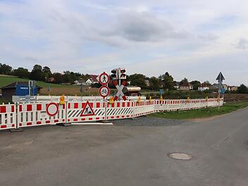 Der Bahnübergang Mainroth-Süd wird im Moment saniert, soll aber gesperrt werden - für die Mainrother Bürger völlig unverständlich.