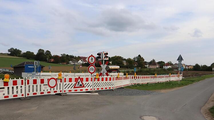 Der Bahnübergang Mainroth-Süd wird im Moment saniert, soll aber gesperrt werden - für die Mainrother Bürger völlig unverständlich.
