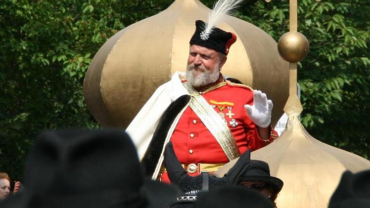Norbert Feineis genießt als Zar beim Festzug die Aufmerksamkeit der Zuschauer.