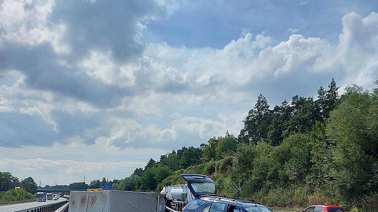 Feuerwehreinsatz auf der A9: Pkw mit Anhänger kommt von der Fahrbahn ab - Feuerwehr Heuchling am Unfallort