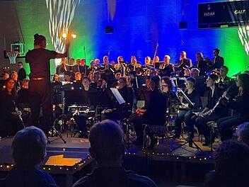 Sinfonisches Blasorchester und Männerchor überzeugten die Zuhörer in der Doppelsporthalle Litzendorf.