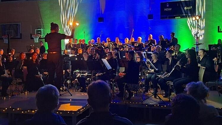 Sinfonisches Blasorchester und Männerchor überzeugten die Zuhörer in der Doppelsporthalle Litzendorf.