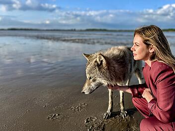 Bei einem Morgenspaziergang am Elbdeich sichtet Beke Rieper (Felicitas Woll) einen Wolf.