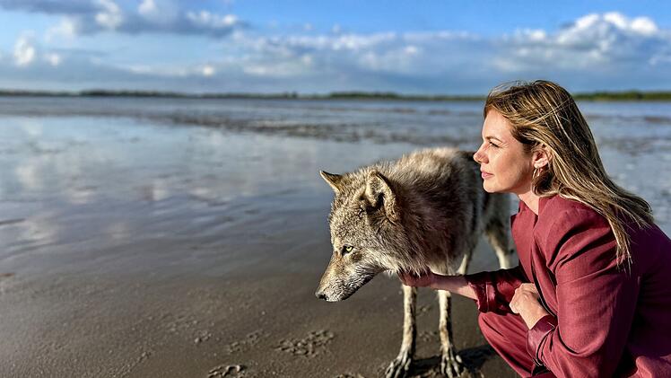 Bei einem Morgenspaziergang am Elbdeich sichtet Beke Rieper (Felicitas Woll) einen Wolf.