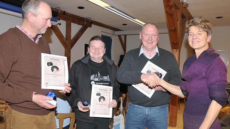 Die drei Erstplatzierten: Joachim Schimura, Jürgen Büttner und Harald Brey mit der Vereinsvorsitzende Helga Speth. Foto: Roland Meister
