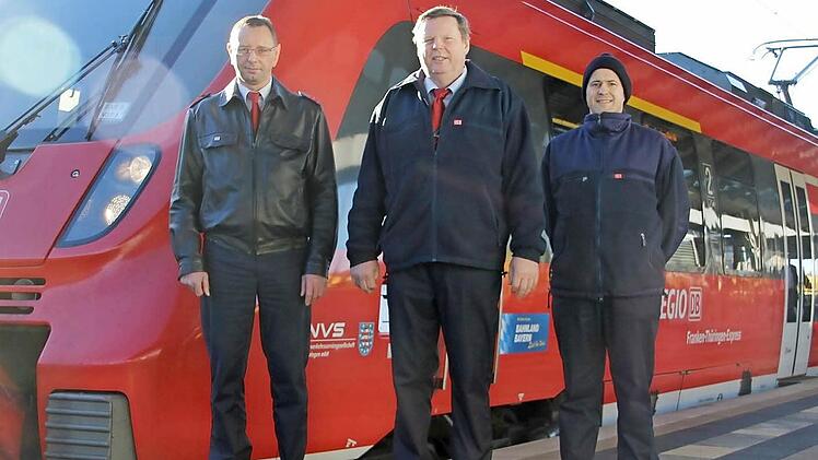 Die Energiesparer (von links): Uwe Stammberger (3. Platz), Dieter Dähne (1. Platz) und Gerd Lauterbach (2. Platz) stehen vor einem Triebwagen auf dem Lichtenfelser Bahnhof.