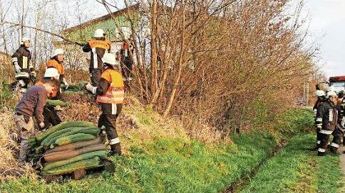 Feuerwehrleute versuchen am Mittwoch mit mehreren Pumpen, die G&uuml;lle in ein Kl&auml;rbecken zu leiten. Fotos: Stefan Johannes