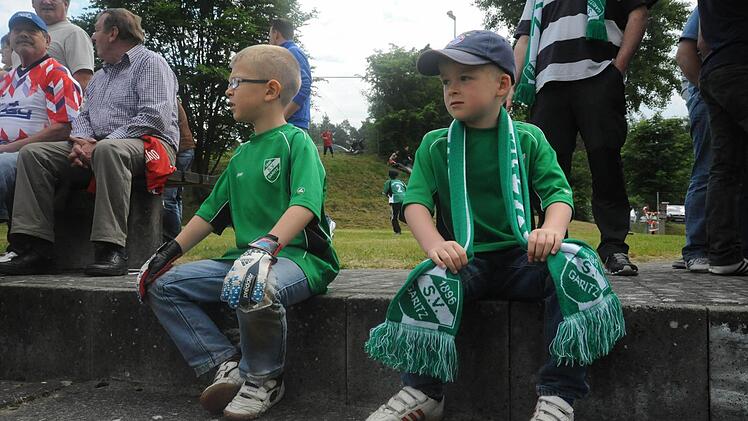 Daumendrücken für die Garitzer Jungs. Foto: Hopf