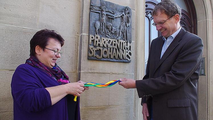 Birgitta Staufer-Neubauer und Stephan Renczes flechten gemeinsam ein Band aus bunten Schnüren. Damit empfinden sie das Prinzip von "Zusammen-Kommen" nach, dass sich verschiedene eigenständige Persönlichkeiten, symbolisiert durch die unterschiedlichen Farben, zusammenfinden und sich verknüpfen.  Foto: Heike Schülein