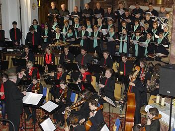 Das Orchester der Berufsfachschule für Musik in Bad Königshofen und der Projektchor der Sängerlust Oberthulba meisterten das außergewöhnliche Konzert mit Bravour und Können. Foto: Winfried Ehling