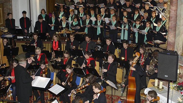 Das Orchester der Berufsfachschule für Musik in Bad Königshofen und der Projektchor der Sängerlust Oberthulba meisterten das außergewöhnliche Konzert mit Bravour und Können. Foto: Winfried Ehling