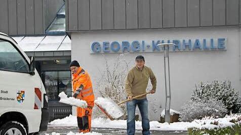 Der Wintereinbruch in der Rhön hat so seine Freuden: Schneeschippen an der Georgi Kurhalle in Bad Brückenau. Foto: Uli Müller