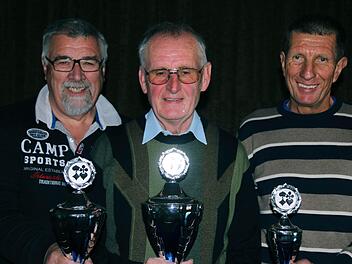 Turniersieger Erich Reidinger (Mitte). Ihm folgten auf dem zweiten Platz Helmut Schäfer (links) und auf dem dritten Platz Reinhart Vogler. Foto: Schaar
