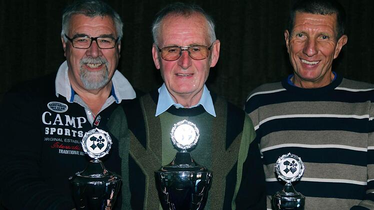 Turniersieger Erich Reidinger (Mitte). Ihm folgten auf dem zweiten Platz Helmut Schäfer (links) und auf dem dritten Platz Reinhart Vogler. Foto: Schaar