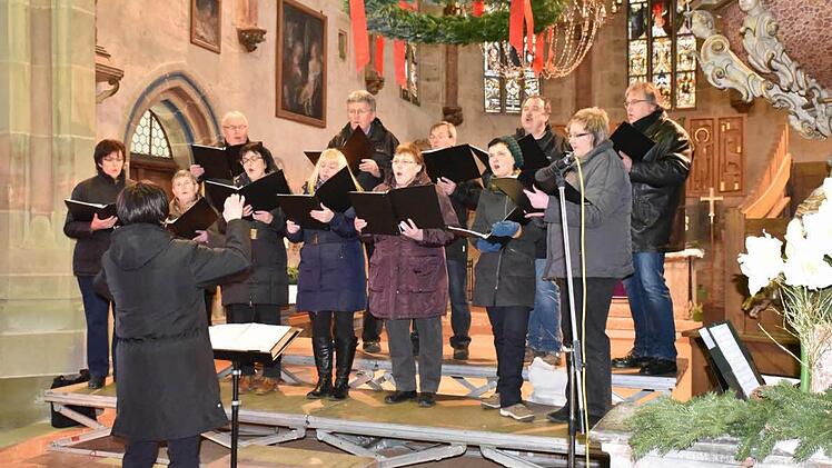 Chöre, wie auch der Gesangverein Junkersdorf, stimmten die Zuhörer mit ihren Liedern in der Marienkirche auf Weihnachten ein.