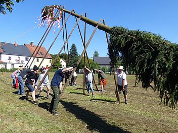 Beim Aufstellen des Kirchweih-Baums helfen alle zusammen.  Foto: Wo
