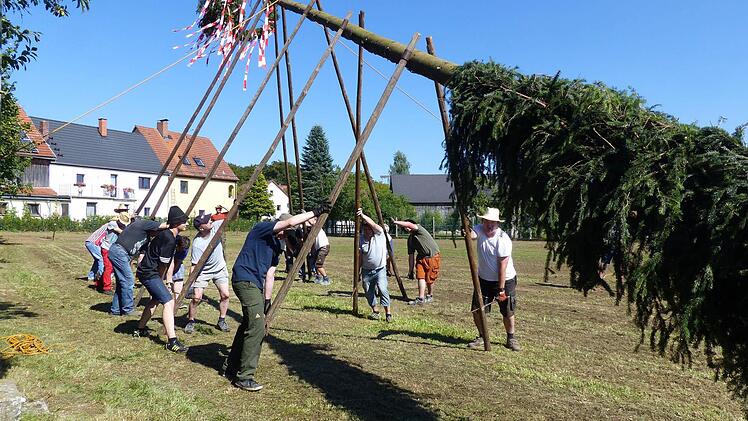 Beim Aufstellen des Kirchweih-Baums helfen alle zusammen.  Foto: Wo