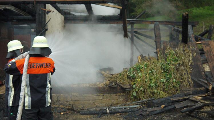 Erst gut sieben Stunden nach ihrer Alarmierung konnten die Einsatzkräfte ihre Arbeit beenden. Foto: Berthold Köhler