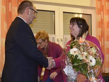 Manuela Trebes, Vorsitzende der Frauenunion Bad Staffelstein gratulierte mit einem Blumenstrauß.Andreas Welz