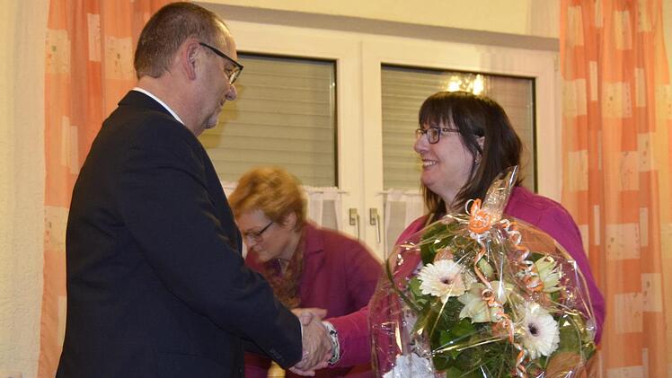 Manuela Trebes, Vorsitzende der Frauenunion Bad Staffelstein gratulierte mit einem Blumenstrauß.Andreas Welz