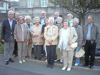 Über das Wiedersehen freuten sich (von links): Reinhold Wolf, Horst und Maria Borg, Margite Wolf, Maria Wachter, Wolfgang Scherbel, Marga Gehringer, Maria Wachter, Alfons Fehn, Anneliese Leicht, Gretel Eckert, Herta Fehn, Magdalena und Adolf Jungkunz. Foto: K.- H. Hofmann
